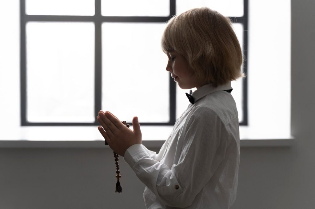 medium shot child praying with crucifix 23 2149301764
